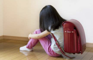 仲良しだと思っていた友達の誕生日パーティーに一人だけ呼ばれず泣いていたら、おばあちゃんが驚きの行動に・・・