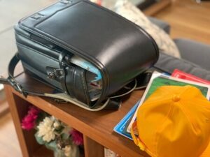 息子が学校から持ち帰らなかった重要連絡事項をママ友から聞いた母親。帰宅後息子に「何か言うことあるでしょ」と叱ると→返ってきたのは思わぬ言葉で・・・