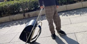 重いランドセルを軽くするため開発されたさんぽセルに対する大人の批判を聞いた小学生が反論！・・「本当、その通り！」
