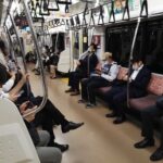電車内でひどく怪訝な顔でこっちをチラチラ見てくるおじさん二人組。なんなんだと思ったら・・・うわぁぁああ