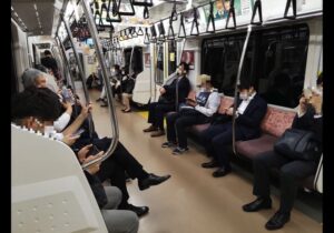 電車内でひどく怪訝な顔でこっちをチラチラ見てくるおじさん二人組。なんなんだと思ったら・・・うわぁぁああ