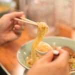 「いや、最高すぎん?(笑)」ラーメンを待っていたら、電話対応をし始めた隣のサラリーマン。するとそれを察した周りの人達が・・・