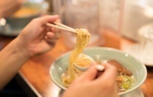 「いや、最高すぎん？（笑）」ラーメンを待っていたら、電話対応をし始めた隣のサラリーマン。するとそれを察した周りの人達が・・・