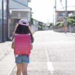 知らない男性に両替をお願いされた女の子。お金を渡そうと手を差し伸べた瞬間・・・