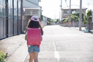 知らない男性に両替をお願いされた女の子。お金を渡そうと手を差し伸べた瞬間・・・