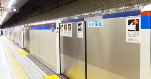 「ありえん」地下鉄のホームで小さな子供二人を連れたお父さんが。すると次の瞬間・・・嘘でしょ・・？