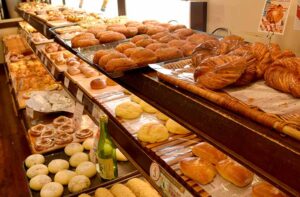 パン屋でパンの耳が有料と言われ大声でゴネる客。よく見たら・・・えっ。。