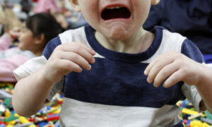 「パパ嫌だー！」と泣きながら登園拒否する園児。すると遠目から見ていた娘が近づいていって衝撃の一言・・・