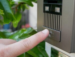 「怖い話していいか・・？」出前を頼んだら配達員がピンポンを鳴らす前に・・・