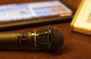 一人カラオケに行った女性。フレンドリーな店員が話しかけてきて・・・→続く展開に唖然。。