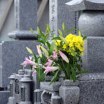 「本当にある怖い話です。墓参りは出来れば2人以上で行ってください。なぜなら・・・」お坊さんの呼びかけにゾッとした。