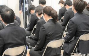 『不真面目だけどコミュ力の高い学生』と、『真面目で控えめな学生』が就活をした結果・・・考えさせられる。