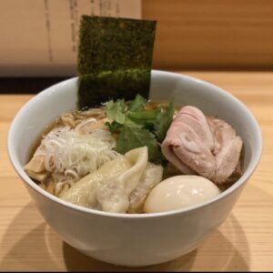 ラーメン屋で赤ちゃんをおんぶしながらラーメンを食べる母親。それをみた他の客が・・・は？