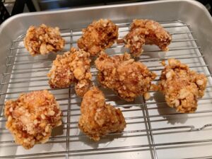 「まじで革命起きた！」唐揚げをカリッと揚げる方法が話題です♪