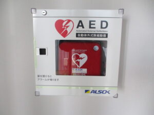 医師が呼びかけ！「倒れている人がいてもAEDが必要な状態か分からないときは・・・」ほとんどの人が知らない大事なこと。