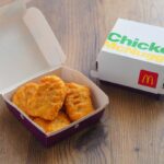 マックチキンナゲットの箱に謎のミシン目が入ってたので押してみたら・・・「えっ!!凄い。知らなかったぁ〜!」