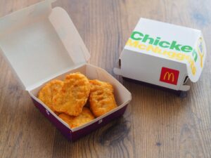 マックチキンナゲットの箱に謎のミシン目が入ってたので押してみたら・・・「えっ！！凄い。知らなかったぁ〜！」