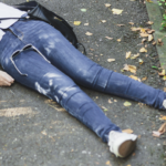 「血を流して倒れている人に遭遇したら?」意識確認や心臓マッサージよりも真っ先にやるべきことは・・・