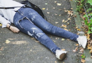 「血を流して倒れている人に遭遇したら？」意識確認や心臓マッサージよりも真っ先にやるべきことは・・・