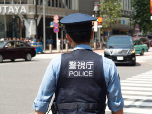 落とし物を交番に届けるとタメ口で対応する警官。何故タメ口なのかと聞いてみたら理由が・・・