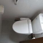 残業中、鍵が壊れトイレに5時間以上閉じ込められていた女性。深夜に大泣きしていると・・・