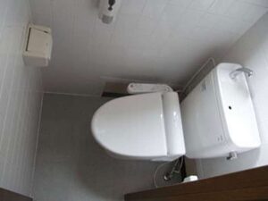 残業中、鍵が壊れトイレに５時間以上閉じ込められていた女性。深夜に大泣きしていると・・・