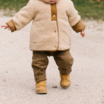 駐車場で一人よちよち歩く2歳くらいの子供。危ないと思い保護してお店に連れて行ったら母親が・・・