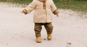 駐車場で一人よちよち歩く２歳くらいの子供。危ないと思い保護してお店に連れて行ったら母親が・・・