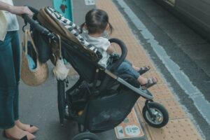 ベビーカーを押して地下鉄に乗っていたら「かわいいね」とお爺さんが近づいてきて、お礼を言ったら・・・えっ。。