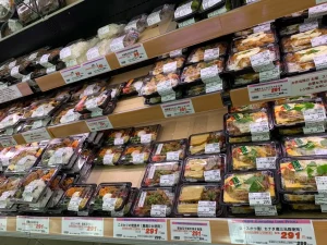 お弁当の日にお店で買ったお惣菜をそのまま持たせた親。→するとこれを見た担任が・・・