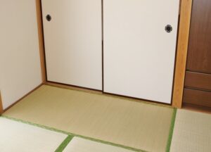 現場の職人さんから「あの日本人形怖いね」と連絡が。しかし・・・