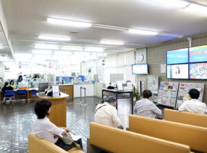 役所のソファで靴を履いたまま飛び跳ねて騒ぐ男の子。母親はスマホに夢中で注意をせず周囲が困っていたため職員が注意をすると・・・