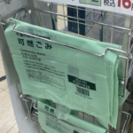 レジ横に置かれたゴミ袋。その上に書かれた内容に「ナイスアイデア!」「全国でやってほしい!」