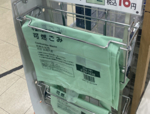 レジ横に置かれたゴミ袋。その上に書かれた内容に「ナイスアイデア！」「全国でやってほしい！」