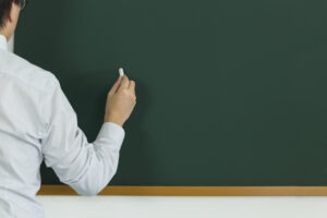 教員に残業代を『実際の働き通り』に払ったら、年間総額は・・・マジか。