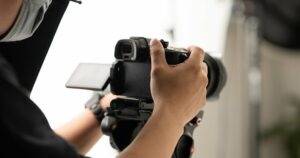 撮影中勝手にカメラを触ってきた見知らぬ子供達。「すみません・・」と注意すると父親が・・・えっ