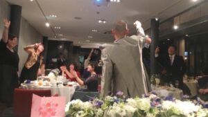 「何度聞いても飽きない」妻は友人の結婚式二次会で・・・