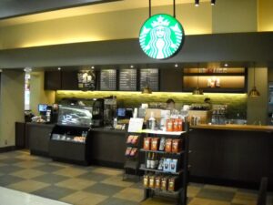 「本当にかわいそう」スタバで、とある親が小学生の子どもに・・・