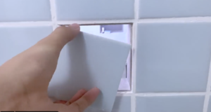 お風呂の壁のタイルが一枚外れ、、その奥にあったのはなんと・・えぇぇ！！