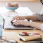 「涙が止まらんかった。」無口な一年目の女性社員が聞いていた曲が・・・