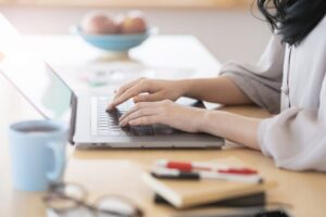 「涙が止まらんかった。」無口な一年目の女性社員が聞いていた曲が・・・