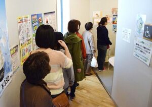 尿意が限界の状態でトイレへ向かうとそこには長蛇の列。女性が、思わず発した『まさかの一言』が・・・