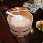 旅館に宿泊し、夕食に出てきたおひつのご飯を完食した女性。すると翌朝・・・えぇっ