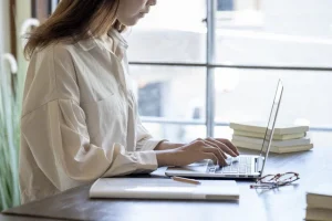 事務作業が丁寧で素早く全くミスがない女性。秘訣を聞いてみたら、返ってきたのは驚きの答えで・・・