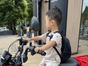 ホンダで息子を撮影した写真。見返してみて驚き！偶然映り込んでいた人はなんと・・・