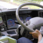 バスを降車しようとする老人にキツく当たる運転手。周りの乗客が「あんな言い方しなくても」と話していたら・・・えっ