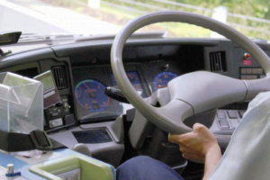 バスを降車しようとする老人にキツく当たる運転手。周りの乗客が「あんな言い方しなくても」と話していたら・・・えっ