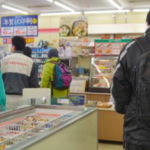 コンビニで割り込みをしてきたおじさん。「すみません」と声をかけようとしたら咄嗟に出てきた言葉が・・・(笑)