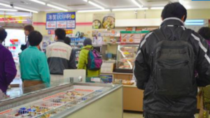 コンビニで割り込みをしてきたおじさん。「すみません」と声をかけようとしたら咄嗟に出てきた言葉が・・・（笑）