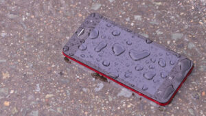 スマートフォンが水没したら、決して電源を入れてはいけない。そしてとある事をするとかなりの確率で復旧する。その方法がこちら・・